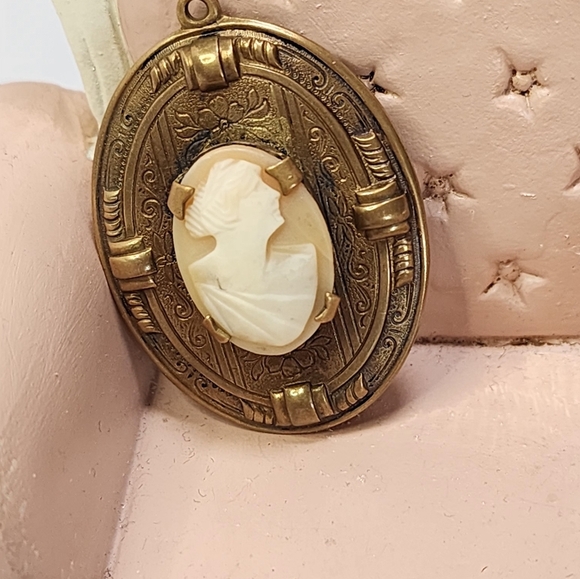 Vintage Cameo Brass Locket Pendant - Picture 7 of 9